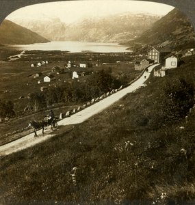 Hübsches bergumgebenes Dorf und See von Røldal im rauen Westnorwegen, um 1905