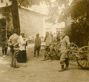 Priester, der im Freien die Messe liest, ca. 1914-1918