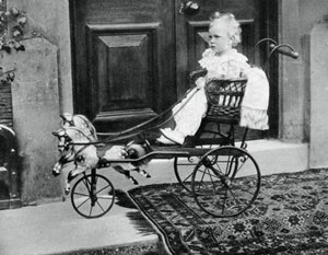 Prinz Albert Windsor im Alter von einem Jahr, um 1896 von Unbekannt