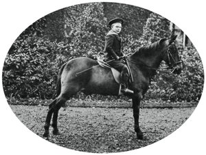 Prinz Albert Windsor im Alter von sechs Jahren, auf einem Pferd sitzend, 1902 von Unbekannt