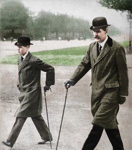 Prinz Edward spaziert mit Mr. HP Hansell, seinem Tutor, in Auteuil, Frankreich von Unbekannt