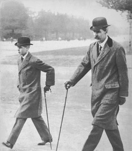 Prinz Edward geht mit Mr. HP Hansell, seinem Tutor, in Auteuil, Frankreich, 1912-1936 von Unbekannt