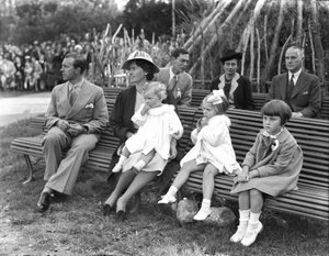 Prinz Gustav Adolf, Prinzessin Sibylla und Kinder, Kindertag, Stockholm, Schweden, 1938 von Unbekannt