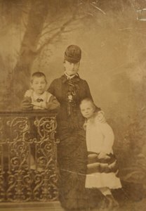 Prinzessin Ekaterina Mikhailovna Yurievskaya mit den Kindern Georgy und Olga, Ende der 1870er Jahre - Anfang der 1880er Jahre