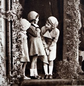 Prinzessin Elizabeth, Prinzessin Margaret und ihre Cousine Margaret Elphinstone während der Royal Highland Society im Princess Royal Park von Unbekannt