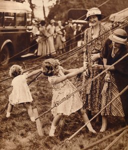 Prinzessin Elizabeth und Prinzessin Margaret ziehen an einem Strang, 1930er Jahre, 1935 von Unbekannt