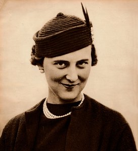 Prinzessin Marina verlobte sich mit dem jüngsten Sohn von König Georg V., Prinz Georg, jetzt Herzog von Kent von Unbekannt
