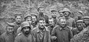 Gefangene in einem Loch, Reims, Erster Weltkrieg, April 1917 von Unbekannt