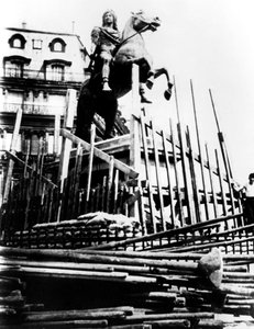 Schutzmaßnahmen für die Statue von Ludwig XIV., Paris, 1940 von Unbekannt
