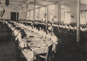 Schülerinnen des Smolny-Instituts für edle Jungfrauen in der Kantine
