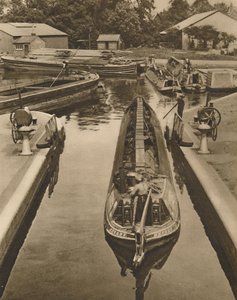 Schieben eines Affenbootes durch die Schleuse in Brentford, um 1935
