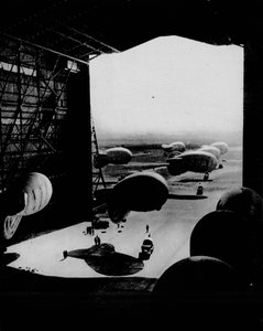 Einbringen von Sperrballons in einen Hangar, 1943 von Unbekannt
