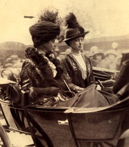 Königin Alexandra von Dänemark und Prinzessin Victoria bei der Ankunft in der St. Pauls Kathedrale