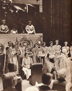 Königin Elizabeth schaut zu, wie ihr Ehemann am Tag seiner Krönung gekrönt wird, 1937