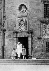 Königin Elizabeth mit den Prinzessinnen Elizabeth und Margaret Rose, Glamis Castle, Schottland, 1937 von Unbekannt