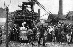 Königin Mary besucht ein walisisches Bergwerk