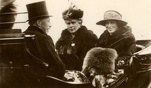 Königin Mary mit der Prinzessin Royal und Viscount Lascelles, 1923
