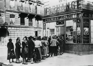Schlange von Frauen vor einem Milchladen, deutsch besetztes Paris, 28. Juni 1940 von Unbekannt