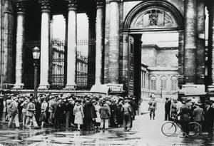 Schlange vor dem Informationsbüro für Zivilisten in der Abgeordnetenkammer, Paris, Juli 1940 von Unbekannt
