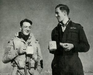 RAF-Personal genießt eine Tasse Tee, Malta, Zweiter Weltkrieg, 1942 von Unbekannt