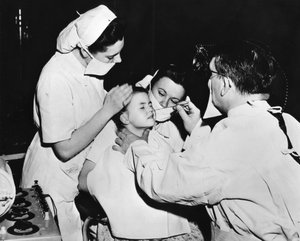 Radiumbehandlung zur Heilung einer Naseninfektion, Frankreich von Unbekannt