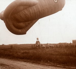 Aufstieg eines Sperrballons mit Korb zur Beobachtung, ca. 1914-1918