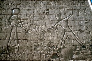 Ramses III. schlägt seine Feinde vor Amun-Ra, Totentempel, Medinat Habu, Ägypten, um 12. Jh. v. Chr.