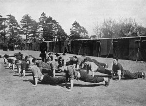 Rekruten der Grenadier Guards beim körperlichen Training in Caterham, wo die Brigade der Fußgardisten... von Unbekannt