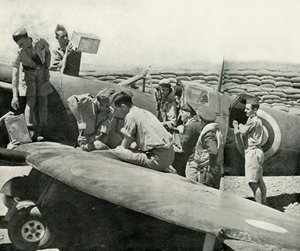 Betanken und Bewaffnen von Spitfire-Jägern, Malta, Zweiter Weltkrieg, 1942-1944 von Unbekannt