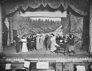 Probe eines Stücks in Alltagskleidung, London, um 1901