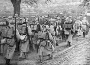 Französische Infanterie passiert eine Reihe von Gefangenen, Plessis-de-Roye, Picardie, Frankreich, 30. März 1918 von Unbekannt