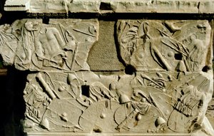 Relief, das römische Schilde und Rüstungen darstellt