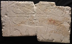 Relief von Männern, die Vögel und Vieh bringen