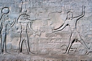 Relief des Pharaos vor Knum & Sekhmet, Tempel von Khnum, ptolemäische und römische Perioden