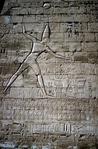 Relief von Ramses III., das Feinde erschlägt, Totentempel von Ramses III., Medinat Habu, ca. 1200 v. Chr.