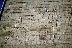 Relief von Ramses III, der Feinde schlägt, Totentempel von Ramses III, Medinat Habu, ca. 1200 v. Chr.
