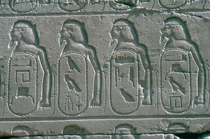 Reliefs mit Kartuschen von Namen gefangener Städte des Nahen Ostens, Tempel von Amun, Karnak, Ägypten