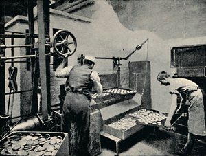 Kekse aus dem Ofen nehmen, ca. 1917
