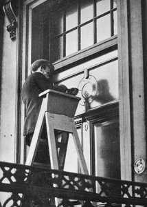 Entfernen deutscher Embleme von der deutschen Botschaft, Carlton House Terrace, London, 1914 von Unbekannt