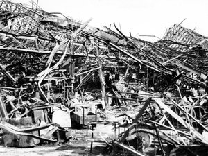 Renault-Fabrik durch alliierte Bomben zerstört, Sevres, bei Paris, 1940-1944