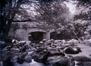 Fluss und Brücke in der Nähe von Plymouth in Devon, 1920