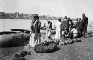 Flussfahrzeug beladen mit Melonen, Tigris, Bagdad, Irak von Unbekannt