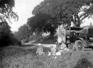 Picknick am Straßenrand, ca. 1920er-1930er Jahre
