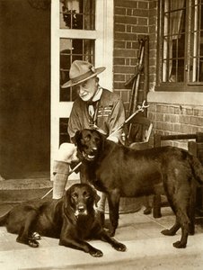 Robert Baden-Powell zu Hause mit seinen Hunden, um 1929, 1935