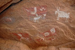Felskunst, Vorgeschichte: Felsmalerei einer Gruppe von Rindern und Schafen in einem verzierten Schutzraum, im Uweinat-Massiv, Sudan (8000 bis 3000 v. Chr.) von Unbekannt