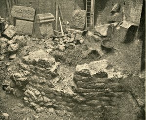 Römische Überreste in einem Bastion der Londoner Mauer, 1908 von Unbekannt