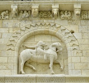 Romanische Kunst: Detail der Fassade darstellend Hugues de Surgeres und Geoffroy de Vendome oder Kaiser Konstantin I. der Große, dessen Pferdefuß Häresie und Christus, der das Böse und den Tod triumphiert, zertreten würde, Notre Dame (Notre-Dame) de Surger von Unbekannt