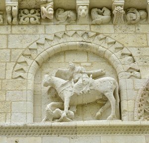 Romanische Kunst: Detail der Fassade darstellend Hugues de Surgeres und Geoffroy de Vendome oder Kaiser Konstantin I. der Große, dessen Pferdefuß Häresie und Christus, der das Böse und den Tod triumphiert, zertreten würde, Notre Dame (Notre-Dame) de Surger von Unbekannt
