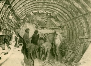 Rotationsschneider bei der Arbeit in der erweiterten Röhre der City and South London Railway Line, um 1930 von Unbekannt