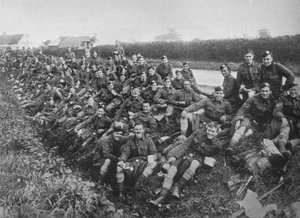 Rekruten des Royal Army Medical Corps essen im Freien, 1915 von Unbekannt